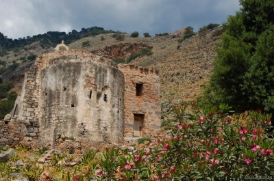 Agia Roumeli (kostel, v pozad pevnost)

