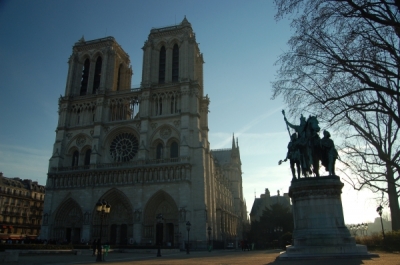 Notre - Dame
pohled z Ile de la Cit, mistrovsk dlo gotiky. Od bronzov desky p?ed katedrlou se po?taj vechny vzdlenosti k jinm francouzkm m?st?m.

