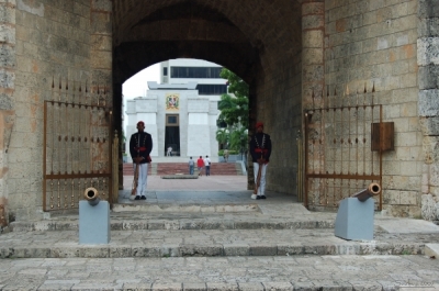 Santo Domingo, pevnost. (pozn.: Dela jsou kvuli turistum otocena dovnitr pevnosti, ne ven. NELZE NEVYFOTIT JAKO PRVNI)
